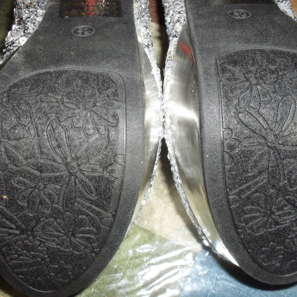 Women pump with stiletto heel and covered in sparkling seguins or glitters - Picture 9 of 9